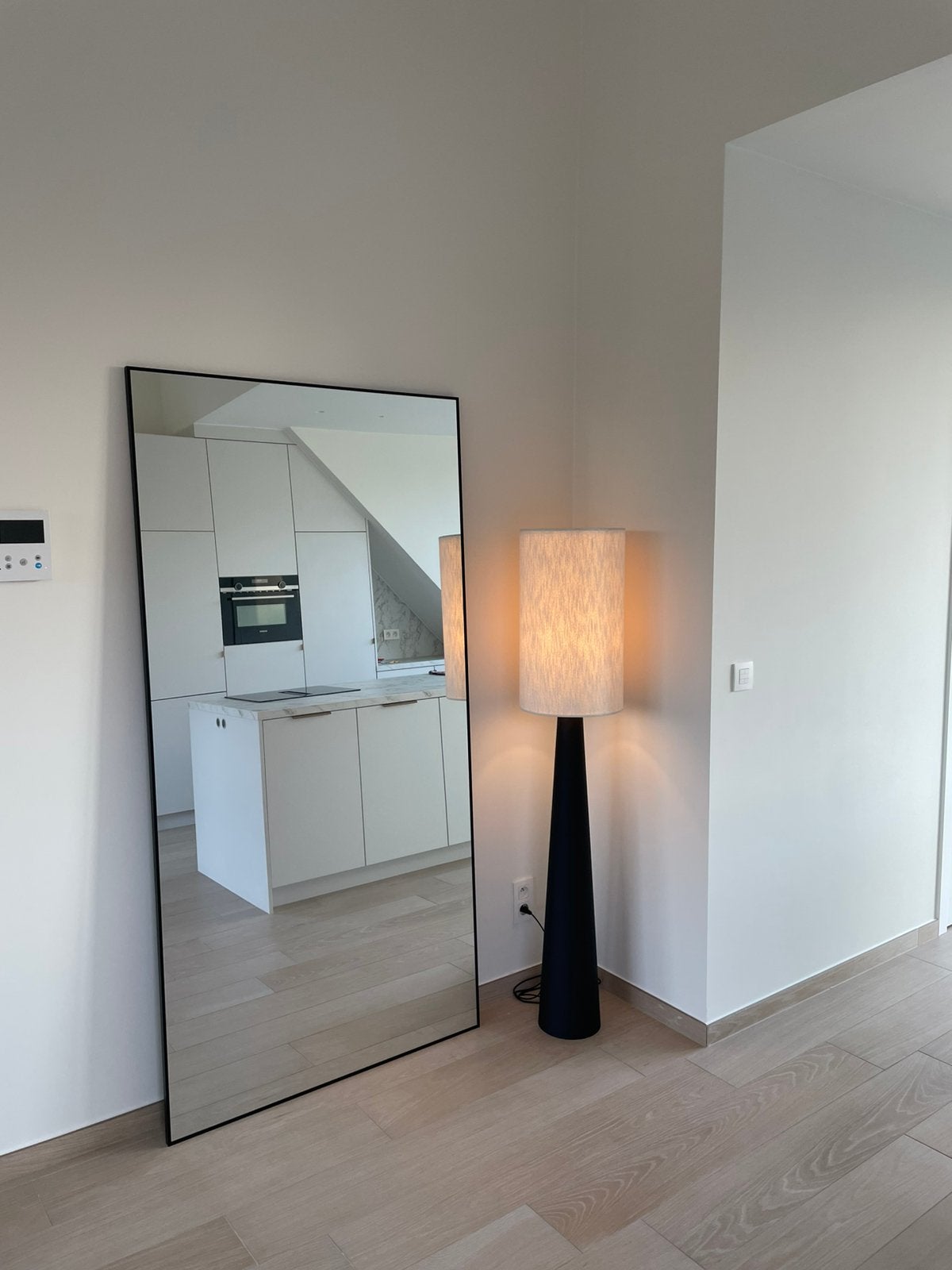 NIEUW Atmooz Floor lamp Bisimi (zwart/linnen), Huis en Inrichting, Ophalen, Zo goed als nieuw
