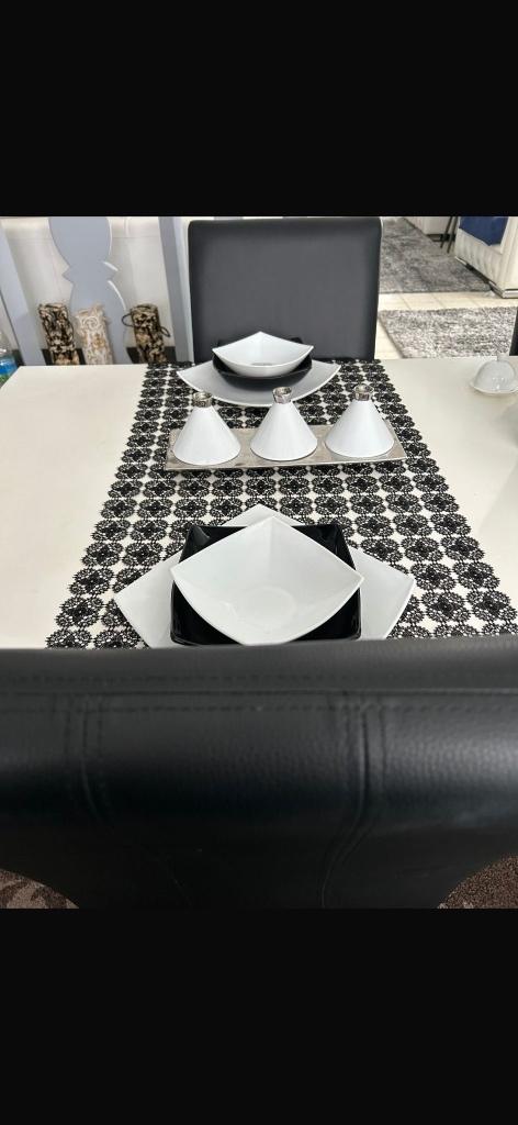 Table à manger + 4 chaises, 150 à 200 cm, Cinq personnes ou plus, Carré, Enlèvement