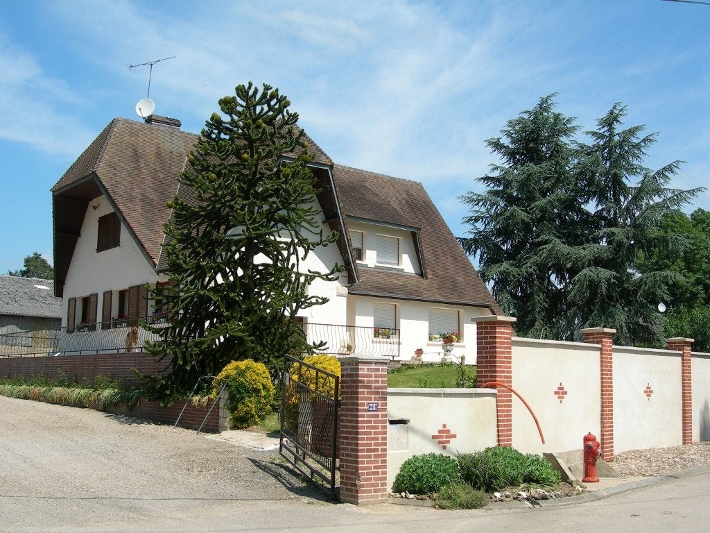 Charmante vrijstaande villa met ruime hangaar, Immo, Buitenverblijven te koop, Verkoop zonder makelaar, 5 slaapkamers, 196 m²