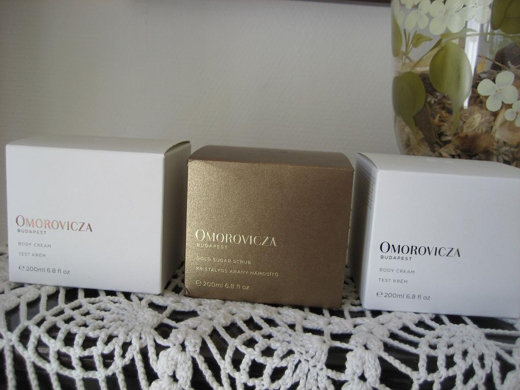 OMOROVICZA 1 x SCRUB EN 2 x LICHAAMSCRÈME, Verzenden, Nieuw, Bodylotion, Crème of Olie