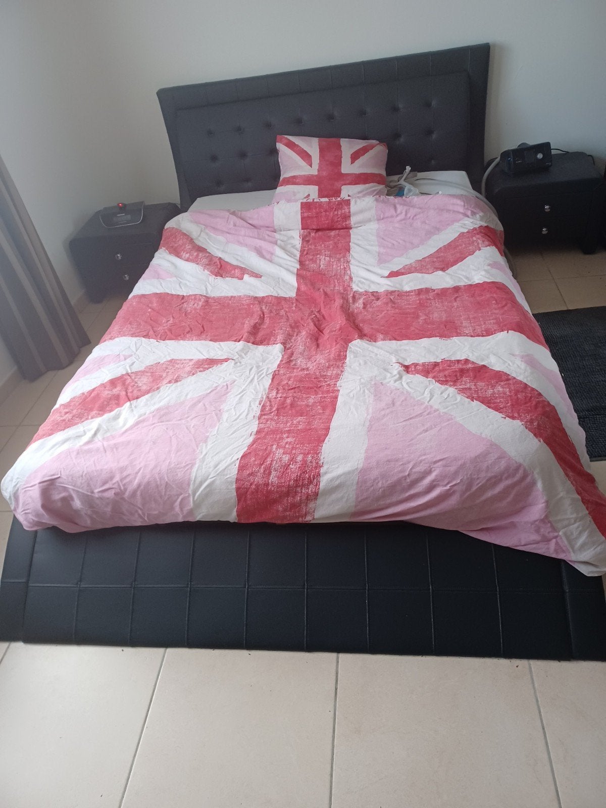 bed 140x200  met schuin voetstuk moet dringend weg !!, Enlèvement, Comme neuf, Noir, Modern