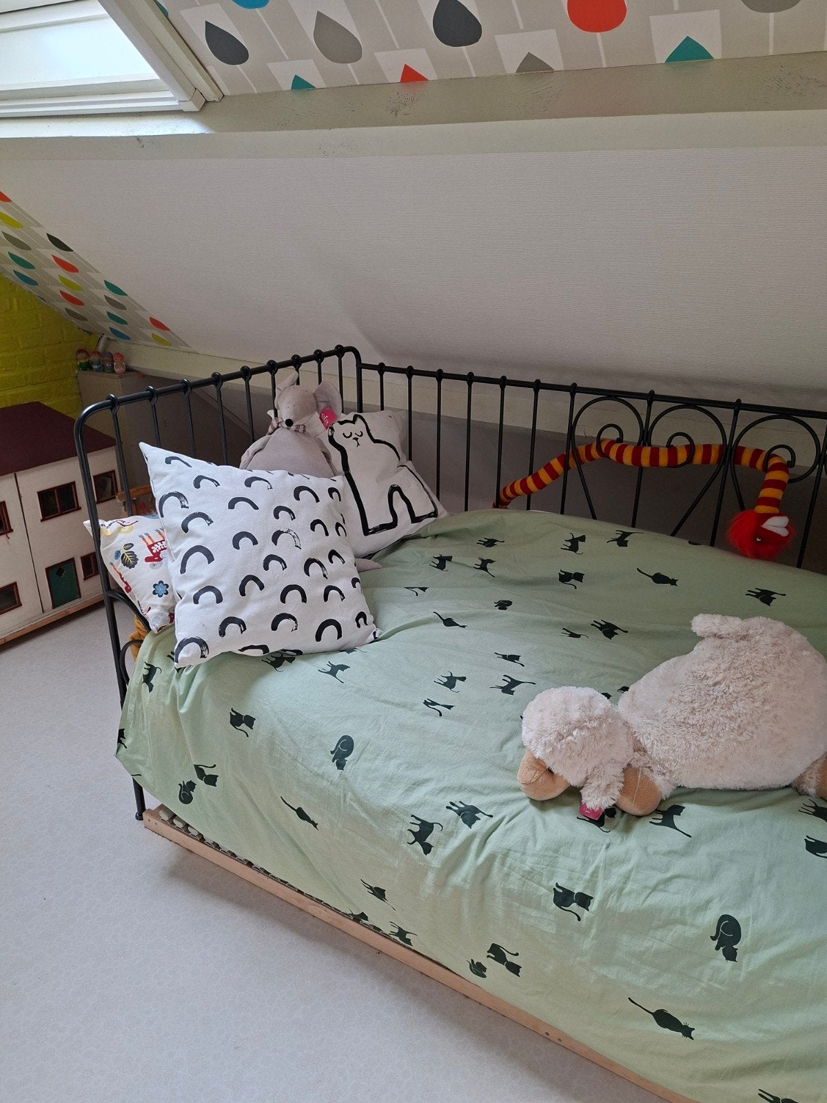 bed met ijzeren zwarte frame, 85 tot 100 cm, Zo goed als nieuw, 180 cm of meer, Ophalen