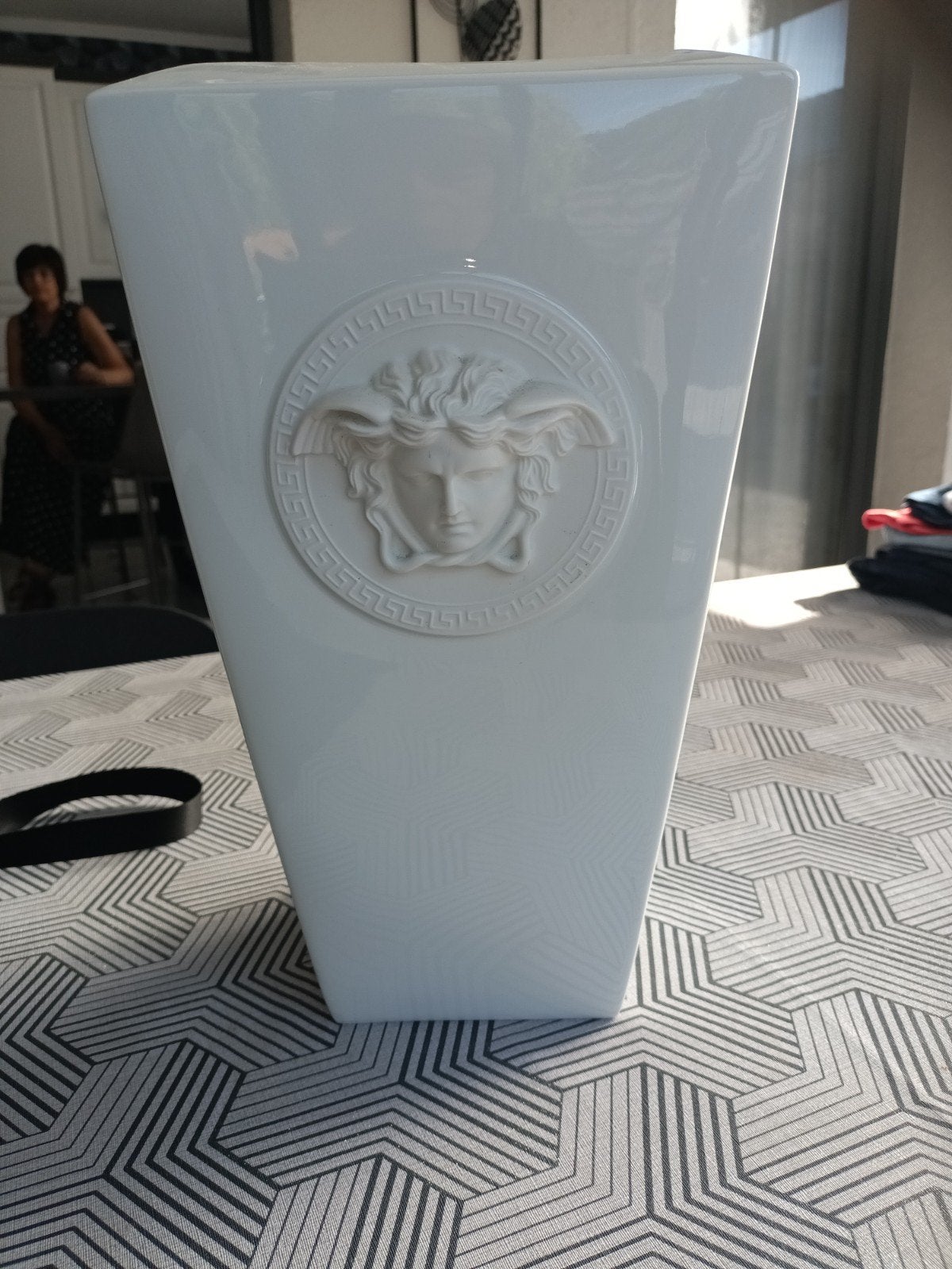 vase Versace, Ophalen