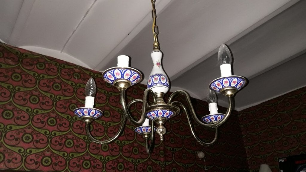 Twee kroonluchters met porseleinen kopjes, 5 lampen, Antiek en Kunst, Ophalen