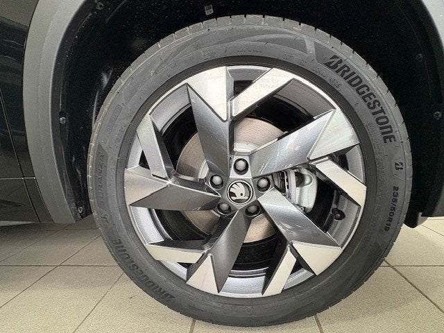 Skoda Kodiaq mHEV DSG7 Sportline (automaat), Auto's, Automaat, Leder en Stof, Zwart, Bedrijf