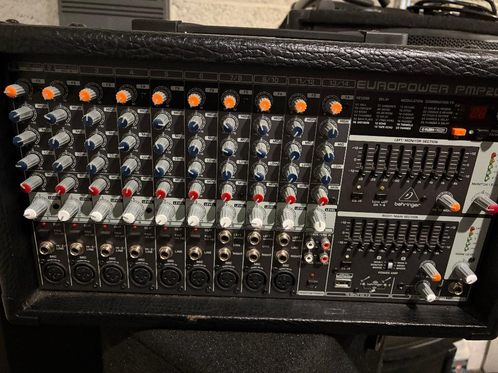 Table de mixage amplifiée Behringer 2 x 1000 w, Enlèvement, Comme neuf, 5 à 10 canaux, Entrée micro