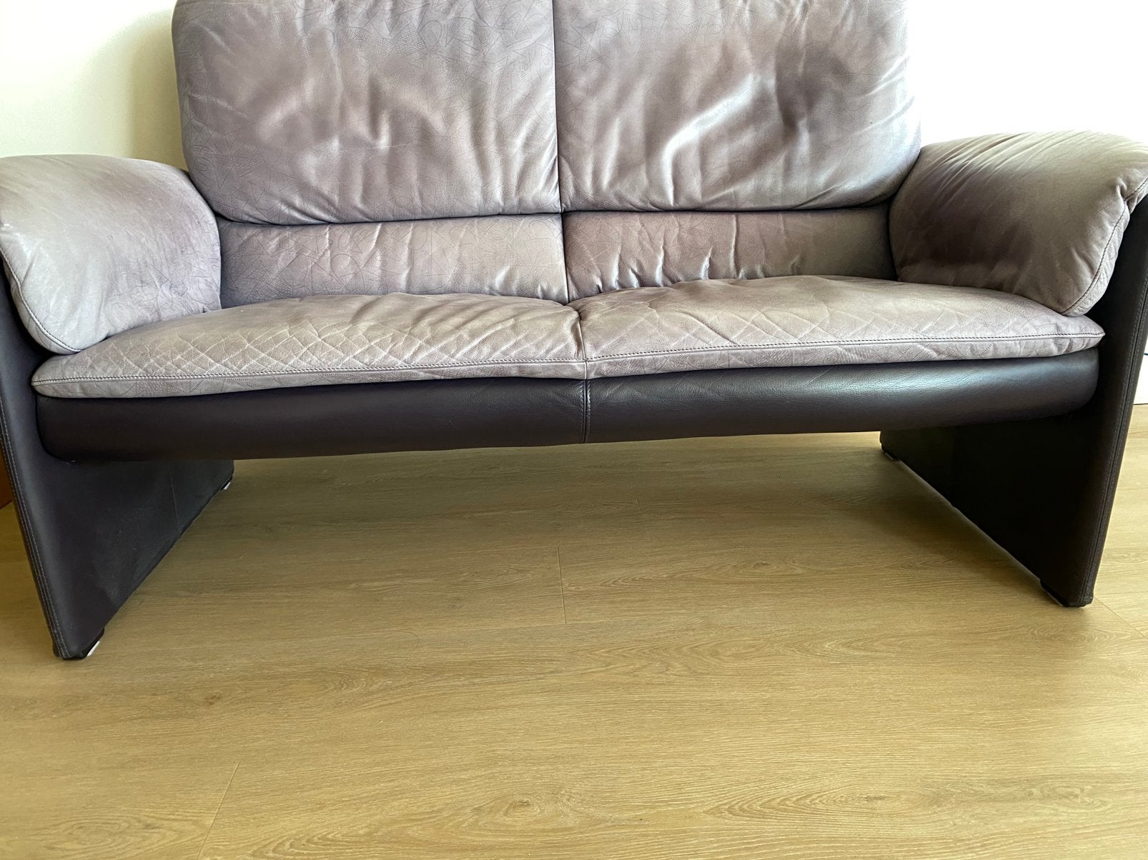 2-zit zetel open onderaan grijze kleur, Maison & Meubles, Canapés | Salons, Moins de 75 cm, Enlèvement, Utilisé, Klassieke stijl onderaan open