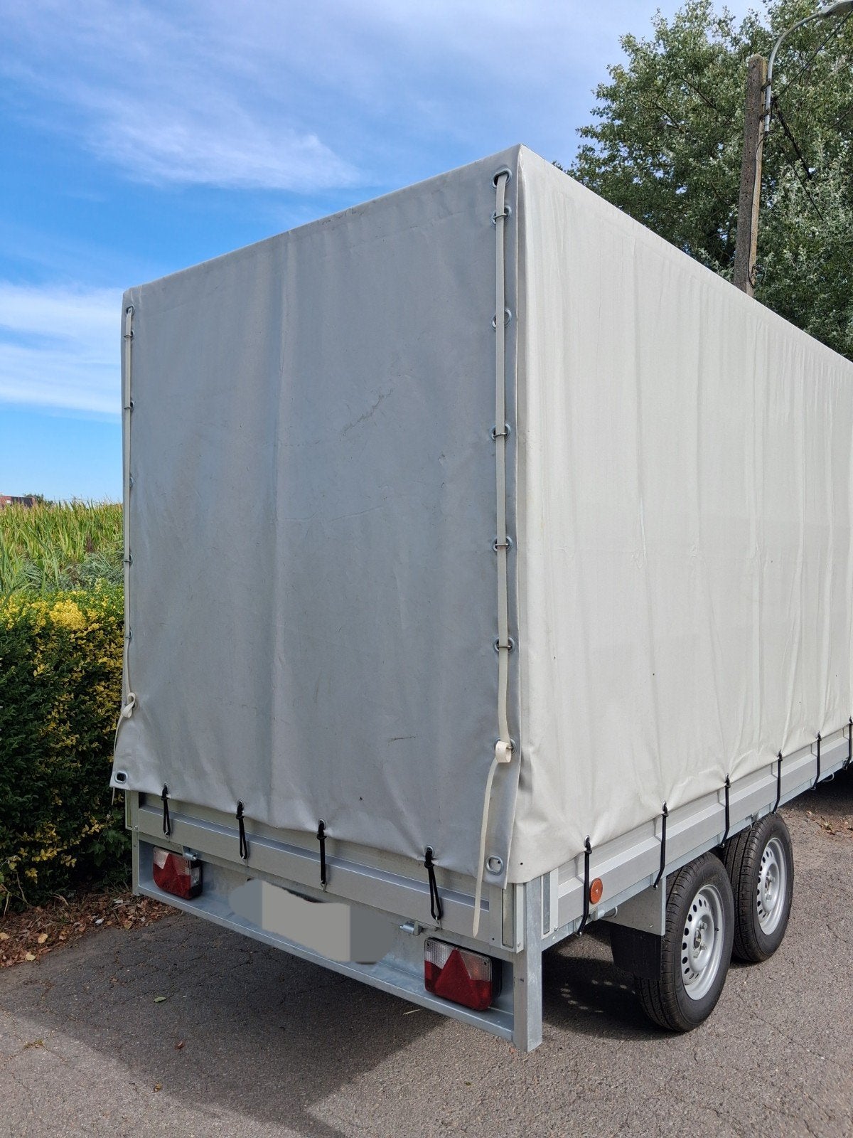 Aanhangwagen DELJE dubbelas – 750 kg – Plateau / Gesloten, Ophalen, Zo goed als nieuw