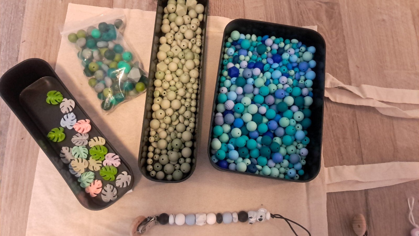 Lot 500+ groen blauw siliconen kralen + monstera blaa, Ophalen of Verzenden, Nieuw, Draad
