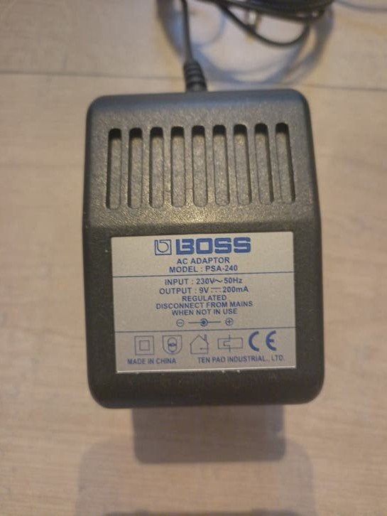 Boss PSA-240 Vintage Adapter (9V DC) + EU Adapter, Muziek en Instrumenten, Effecten, Ophalen