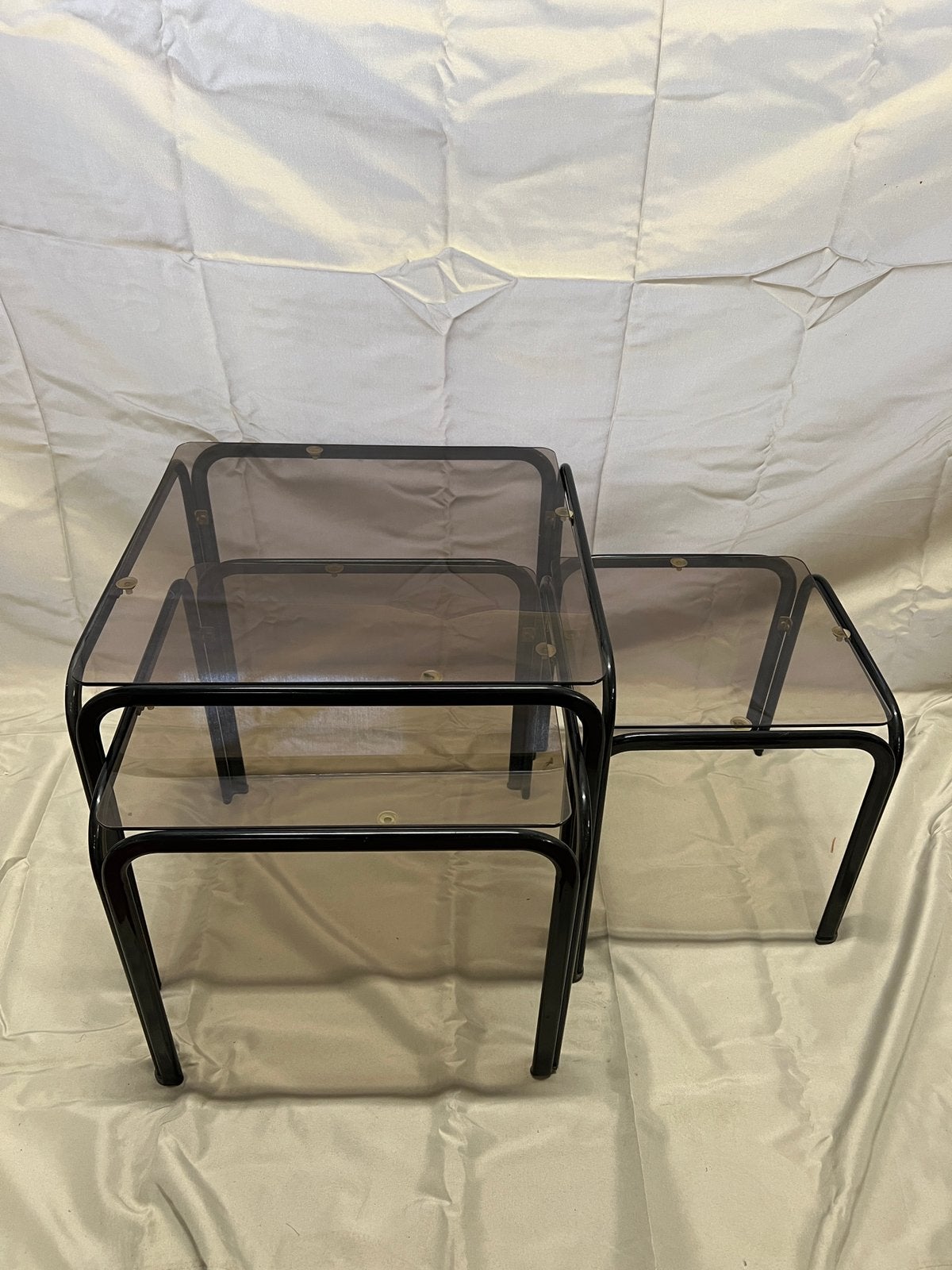 Lot de 3 tables gigognes verre fumé et métal noir – vintage, Enlèvement, Comme neuf, Verre