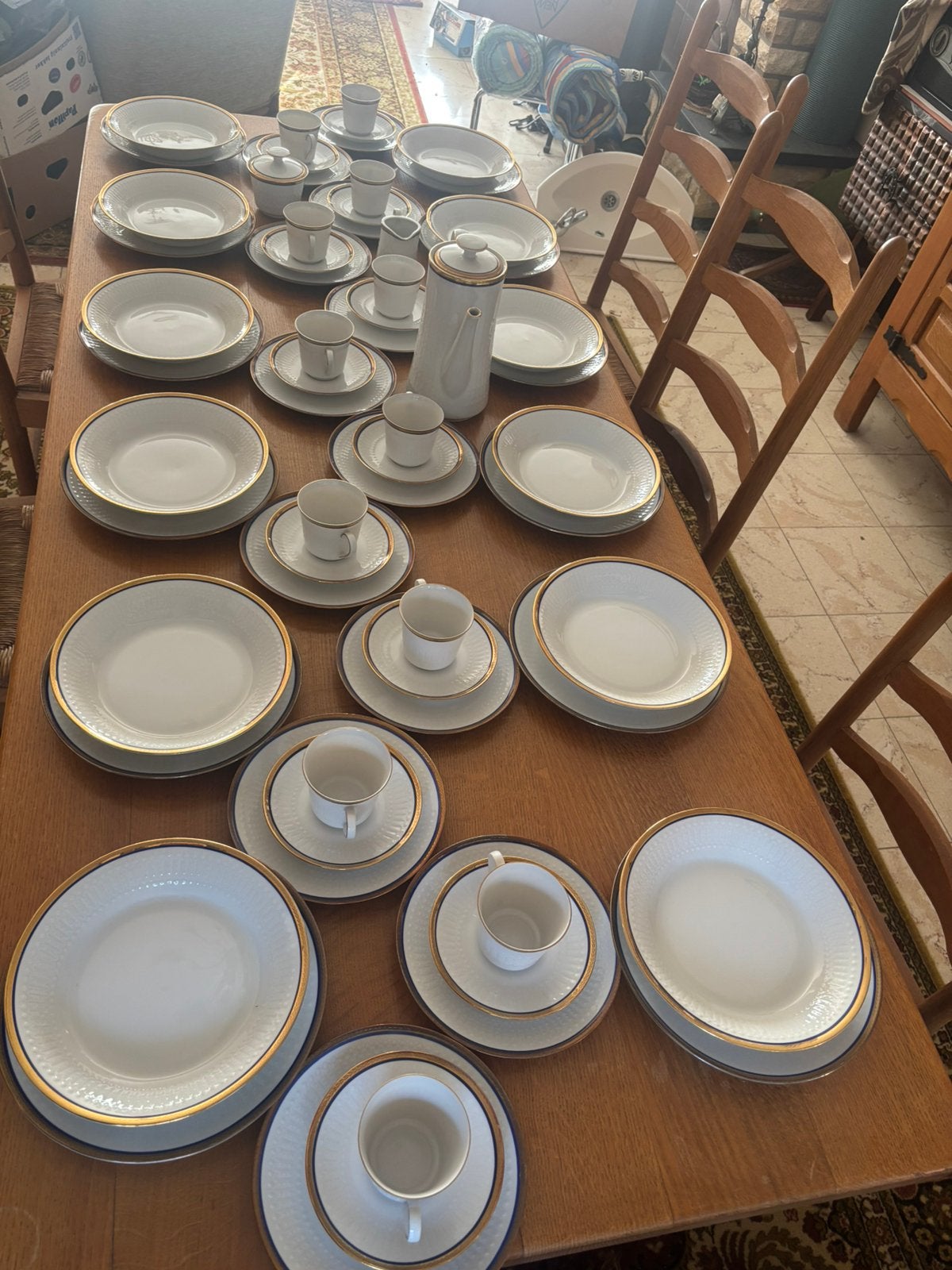Vaisselle en porcelaine avec bord doré 12 pièces, Enlèvement ou Envoi
