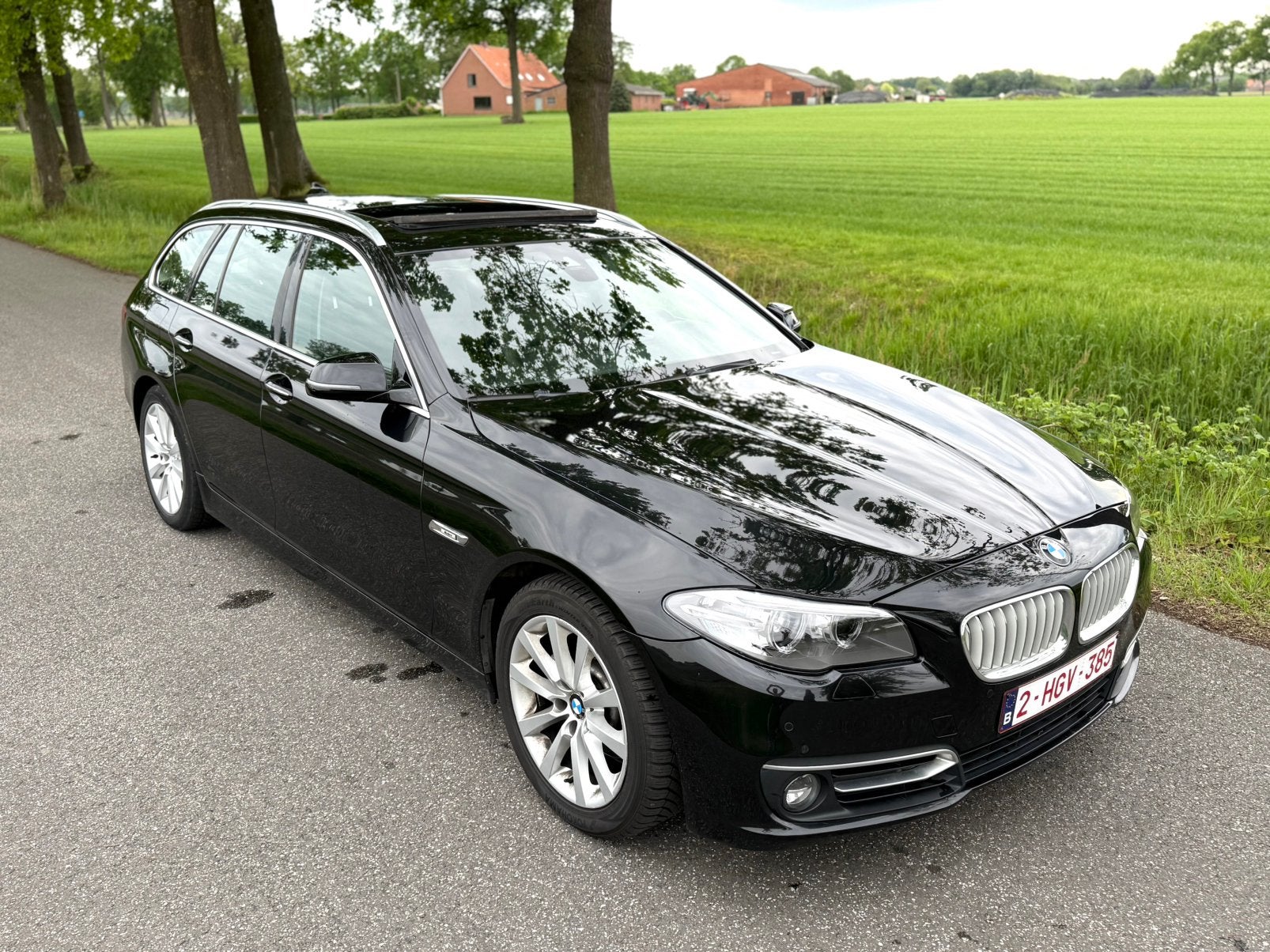 Option complète pour la BMW 520i Break ! - Toit panoramique, Cuir, Noir, 5 portes, 6 cylindres