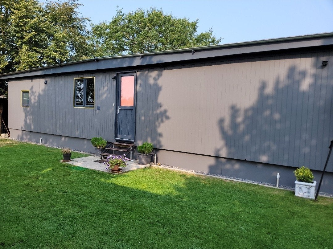 chalet te koop. 14m x 6m beschikbaar eind oktober.p.o.t.k., Caravans en Kamperen, Ophalen