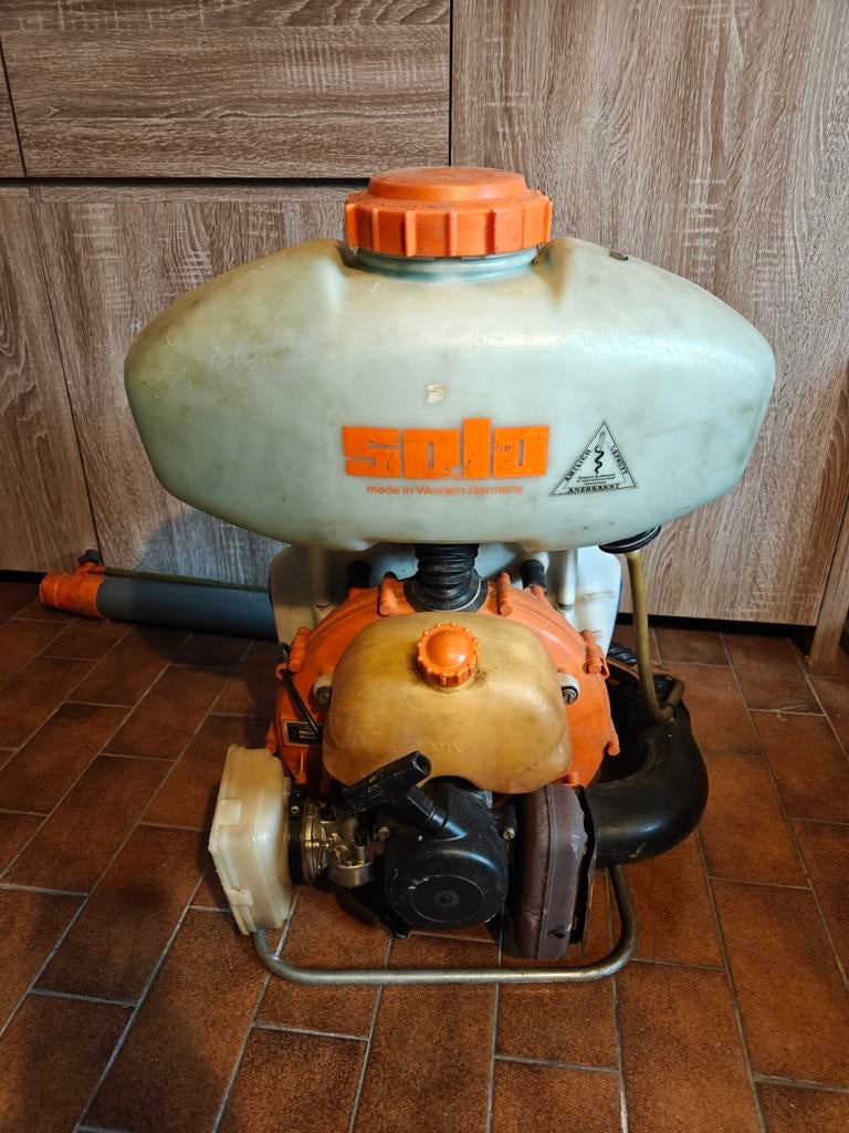 Solo rugsproeier met 2-takt motor., Enlèvement