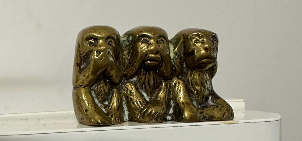 Statue les 3 singes, Enlèvement ou Envoi