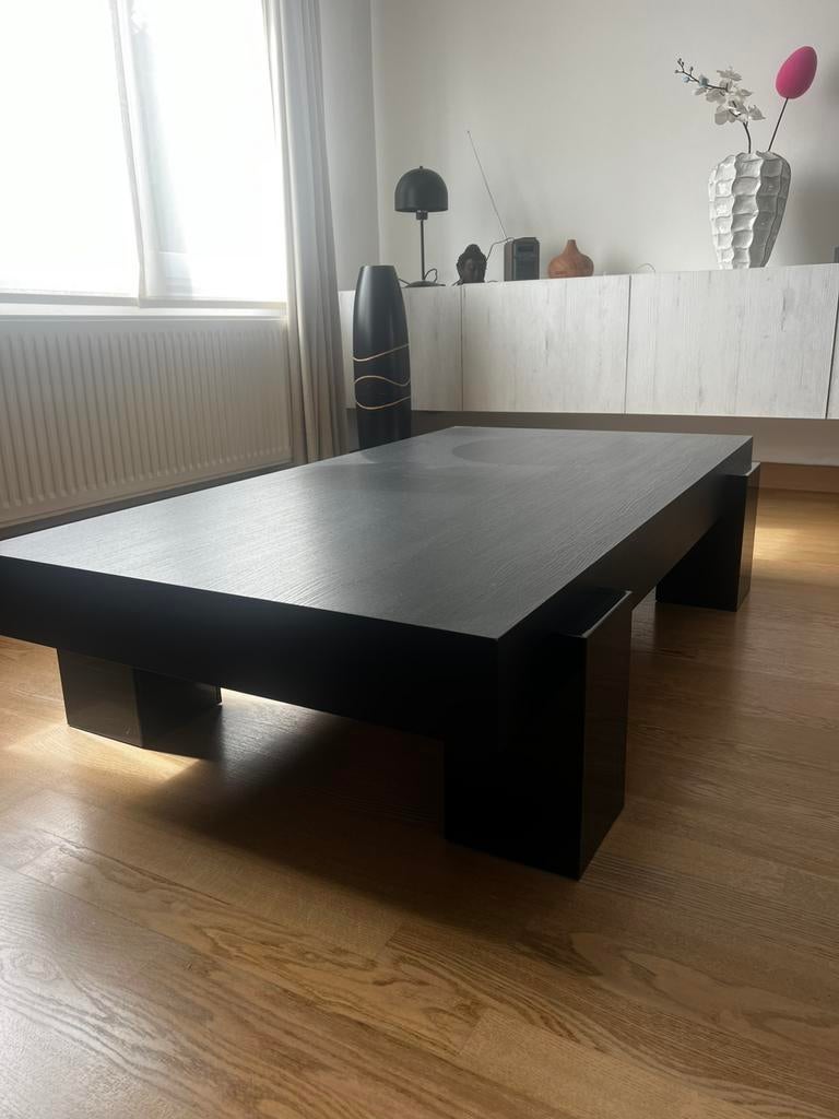 Table basse noire, Enlèvement, Utilisé