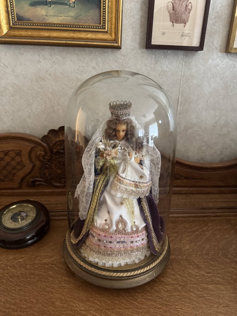 Poppenfiguur onder glazen stolp, Huis en Inrichting, Woonaccessoires | Stolpen, Glas, Ophalen, Gebruikt, 30 cm