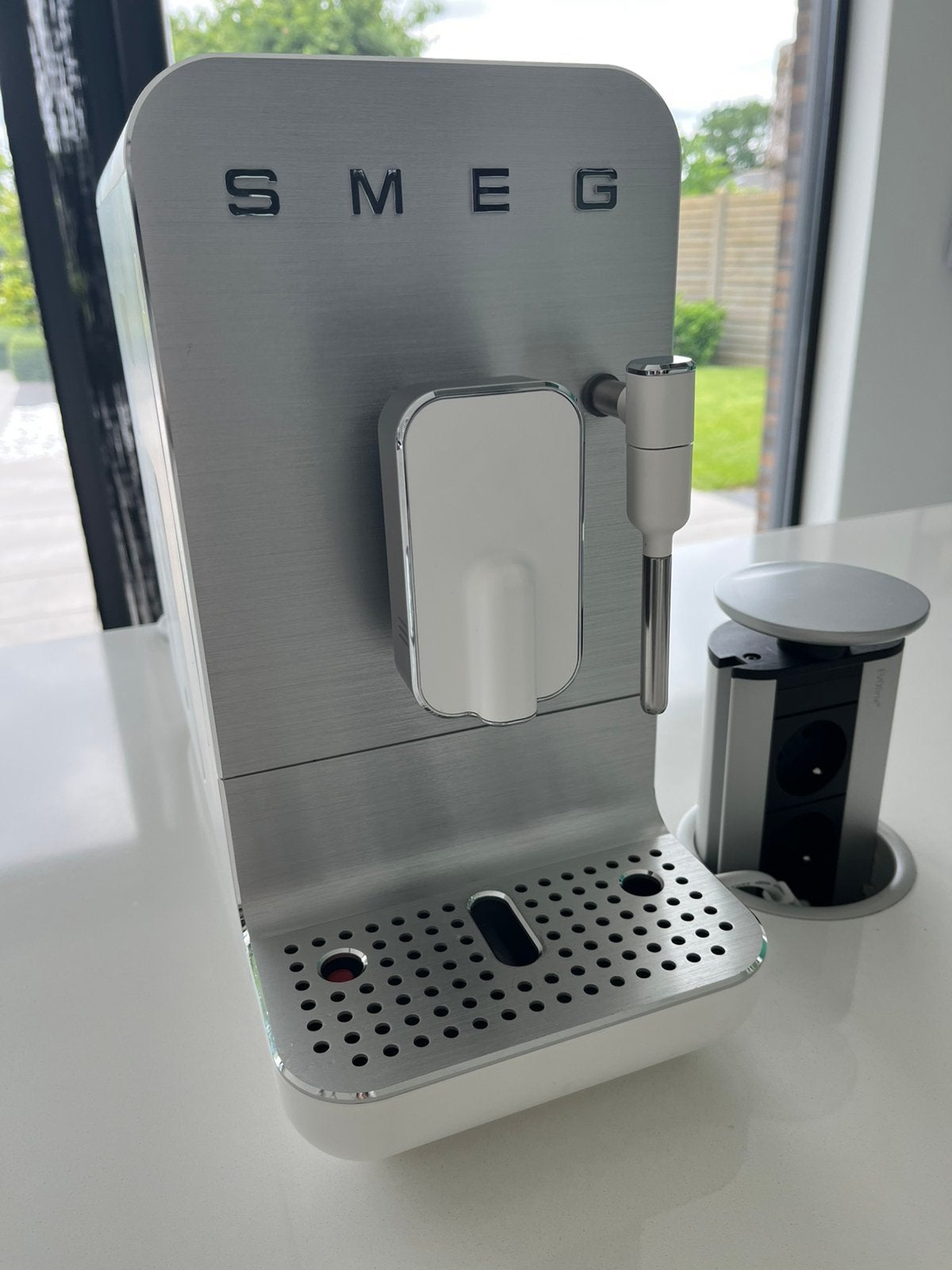 Smeg koffietoestel met bonen, Elektronische apparatuur, Koffiezetapparaten, Koffiemachine, Koffiebonen, Zo goed als nieuw, Ophalen