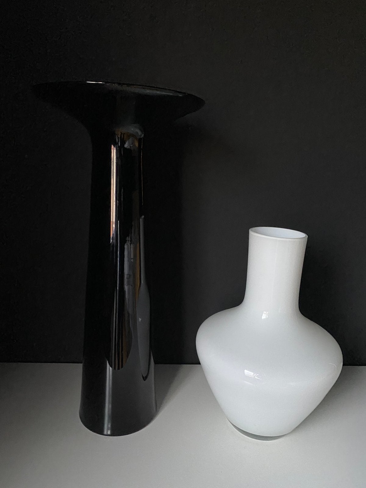 2 glazen vazen zwart & wit, Maison & Meubles, Enlèvement, Comme neuf, Blanc