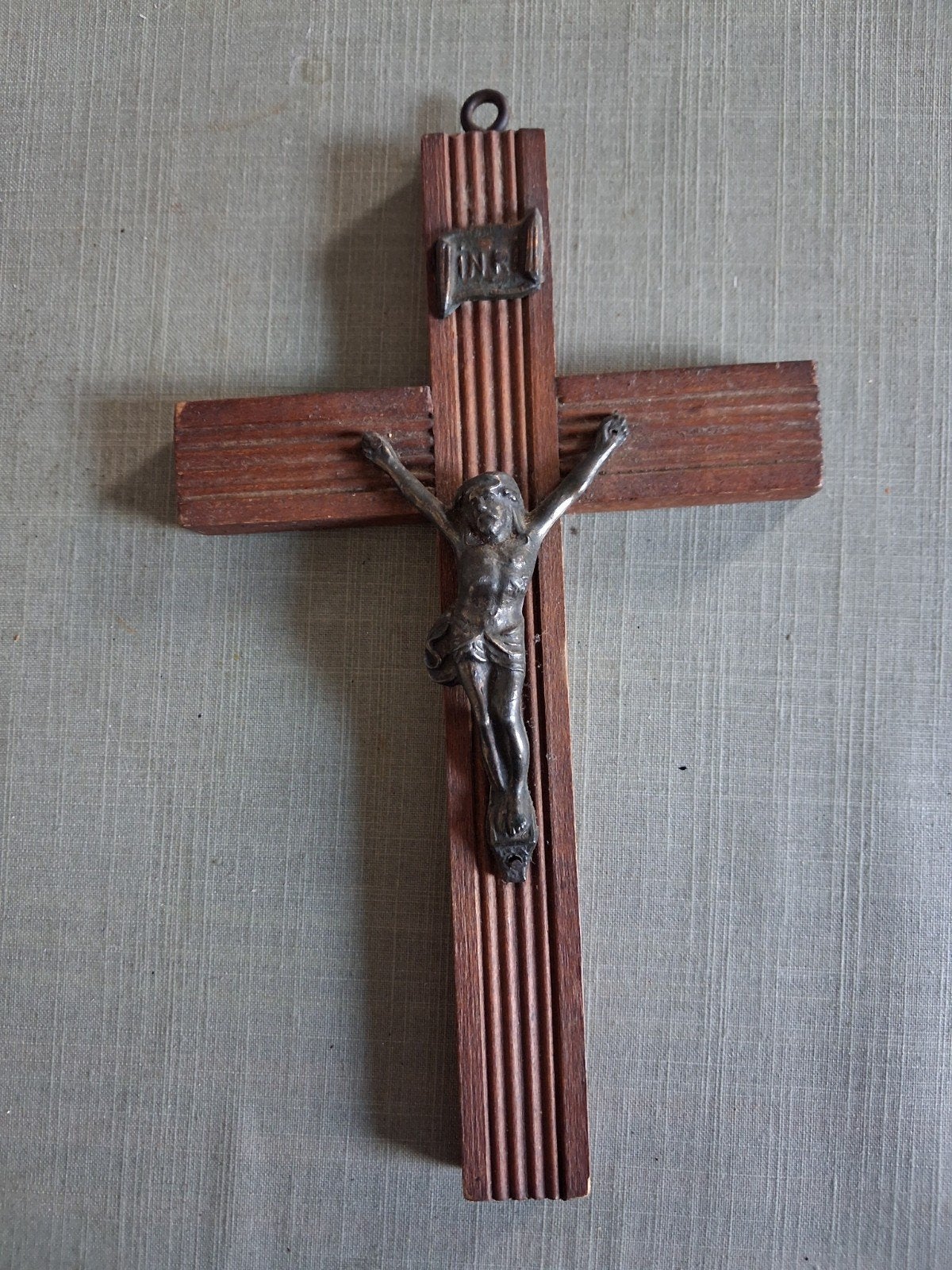Croix en bois avec Christ et plaquette INRI 19 cm x 11,5 cm, Ophalen of Verzenden, Zo goed als nieuw, Overige typen, Christendom | Katholiek