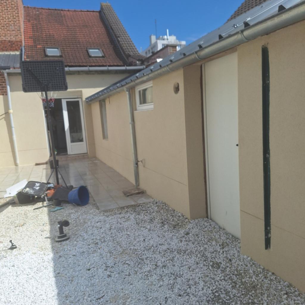 Enduit facade  l'extérieur crépi blanc