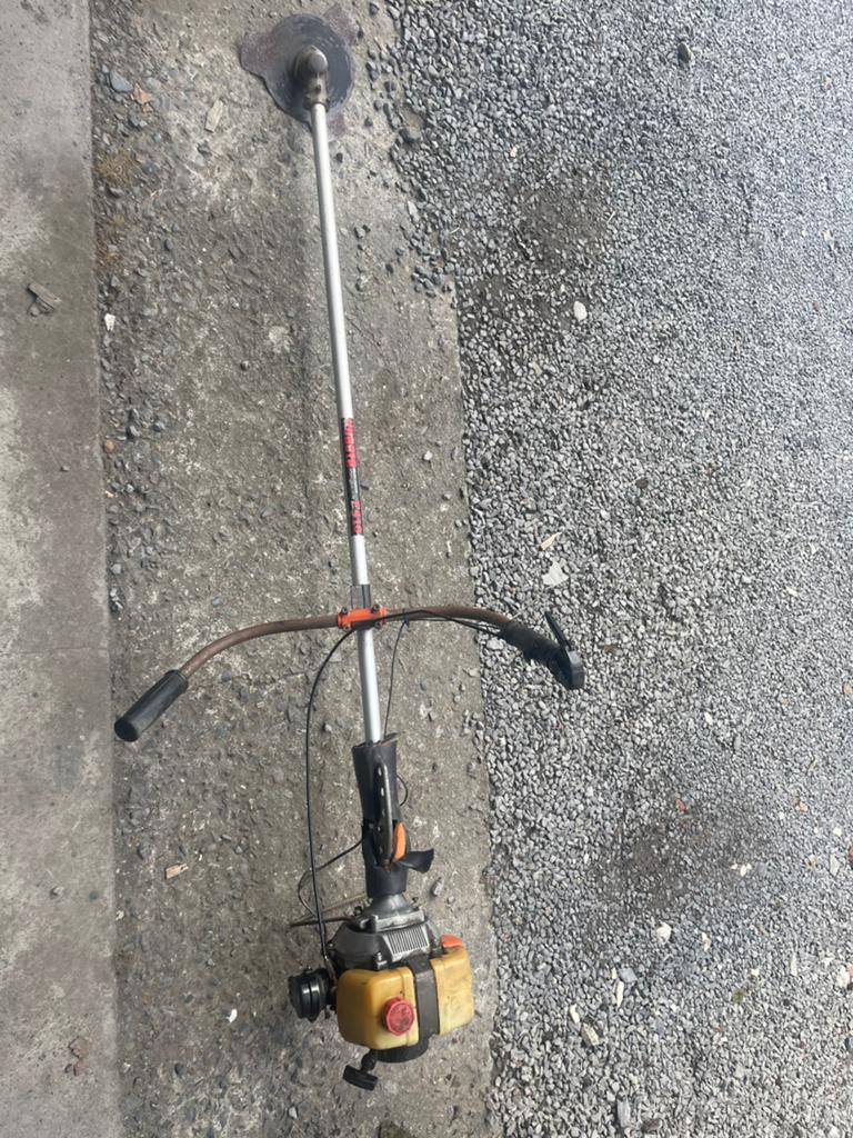Debroussailleuse kubota f410, Enlèvement, Utilisé, Essence