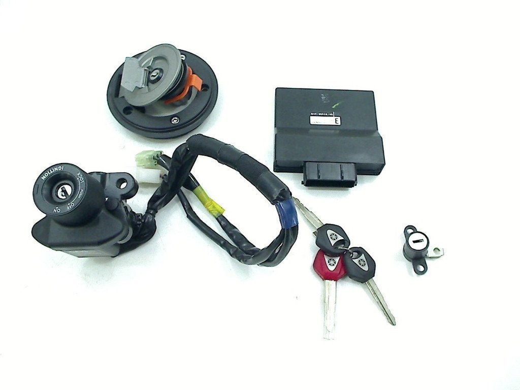 ENSEMBLE DE VERROU ET CYLINDRE DE PORTES (b4t-8591a-40), Motos, Dhr. S. di Majo, Utilisé, Info@cama-motorparts.nl, P.J. Troelstraweg 8 8
3144 CX  MAASSLUIS, NL