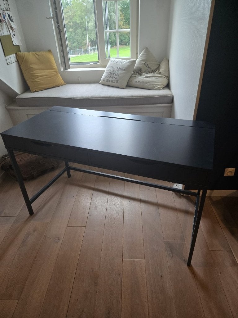 Bureau bleu foncé Ikea, comme neuf, Bureau d'écolier, Goulotte de câbles, 132 cm, Bleu
