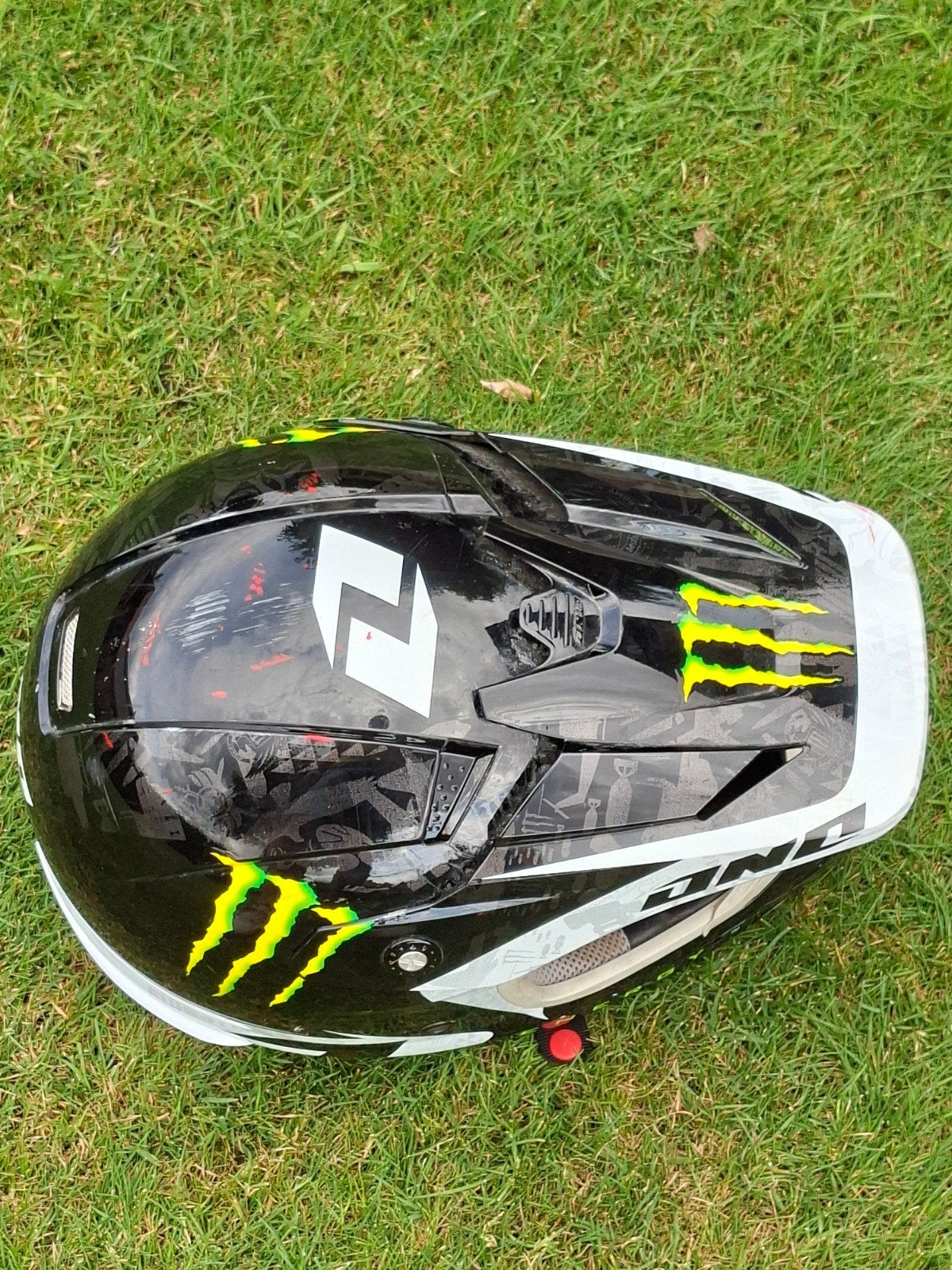 Motorcross of racehelm van Monster Energy, maat L, Fietsen en Brommers, Ophalen of Verzenden