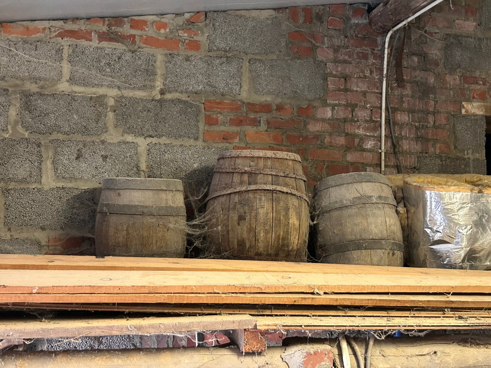 Caisses et barils divers, Enlèvement