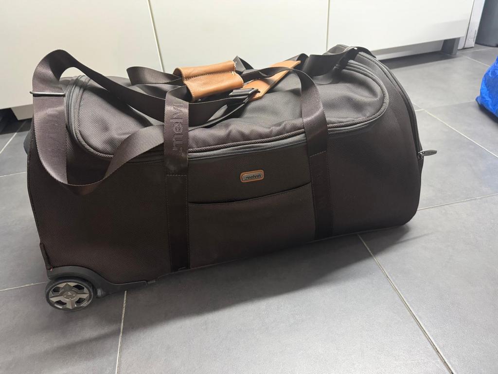 Melvin, Bijoux, Sacs & Beauté, Enlèvement, Roulettes