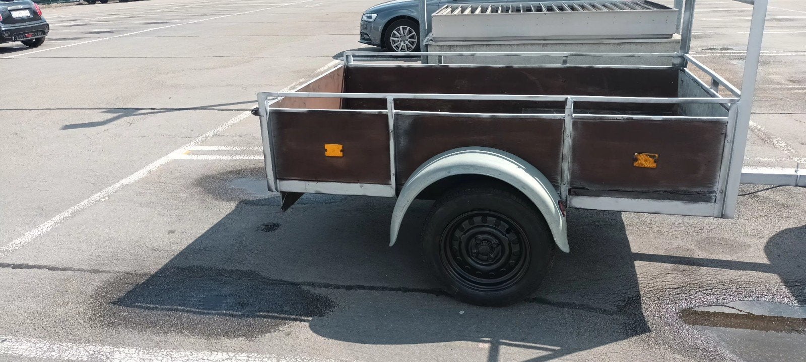 remorque 2m 10 sur 1m25 hauteur 30cm
plancher en galva éclai, Enlèvement