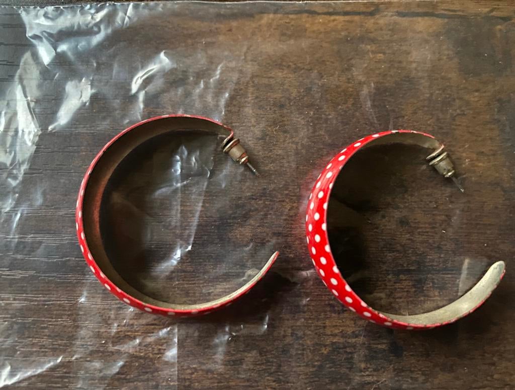 🔥 Vintage oorbellen - rood met witte bollen - 4,5 cm, Handtassen en Accessoires, Oorbellen, Zo goed als nieuw, Rood, Ophalen of Verzenden