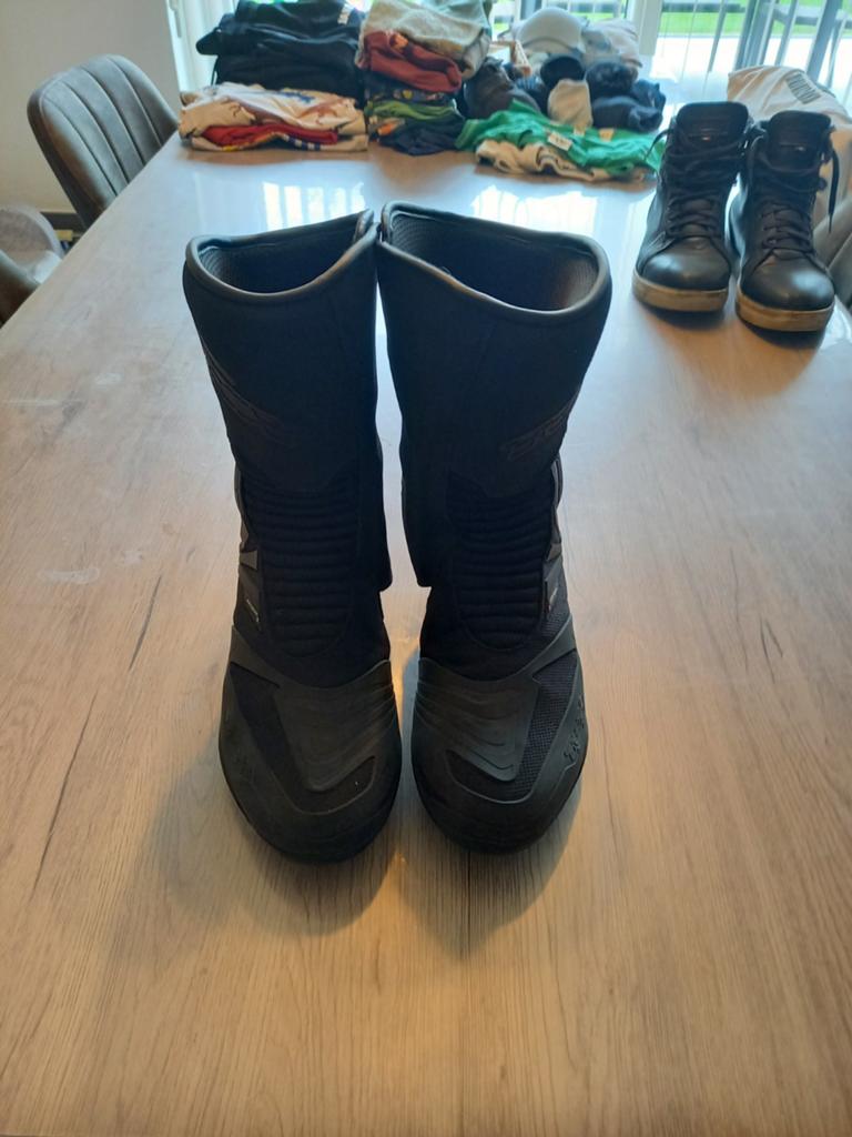 Motoschoenen, Enlèvement
