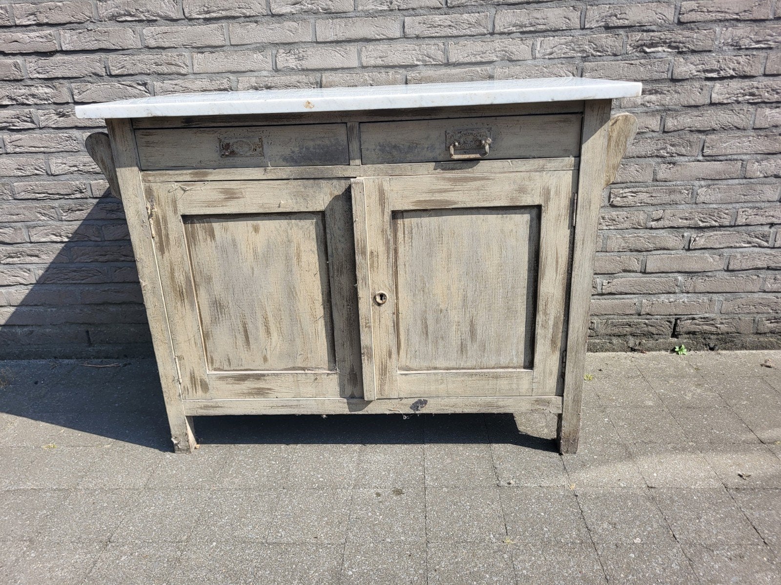 Kast met marmer blad.

Terras kastje

Badkamermeubel ?

Marm, Ophalen