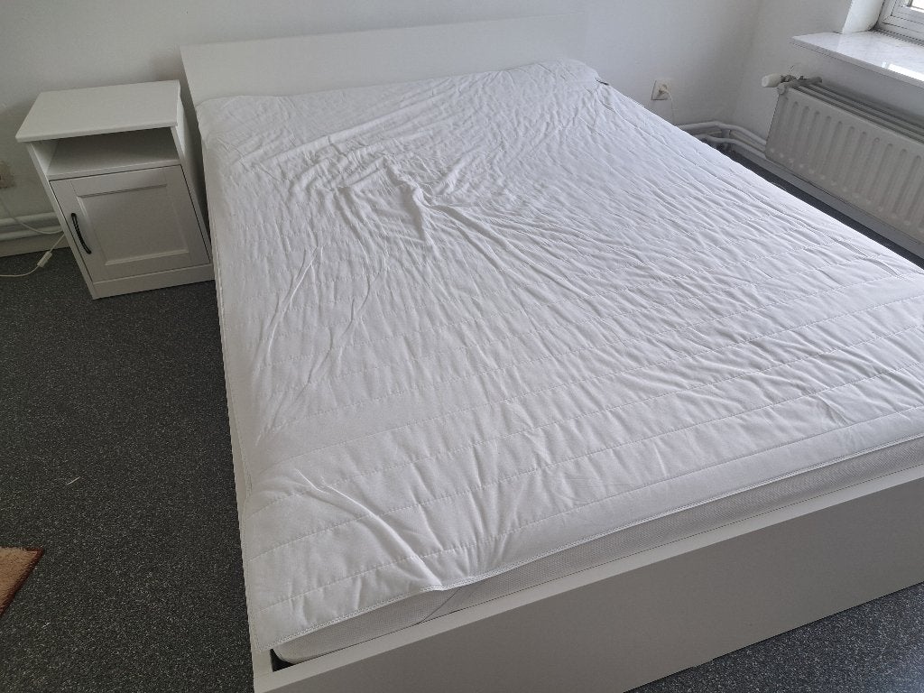 IKEA Slaapkamer set, Bed met matras en nachtkastje, Maison & Meubles, Chambre à coucher | Lits, Comme neuf, Deux personnes, 140 cm