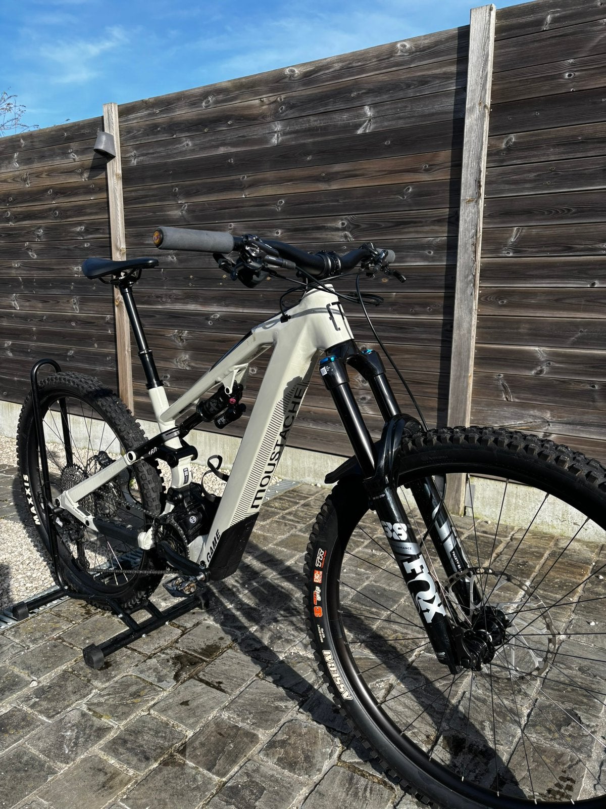 VTT à assistance électrique. Jeu Mustache, Enlèvement, Comme neuf