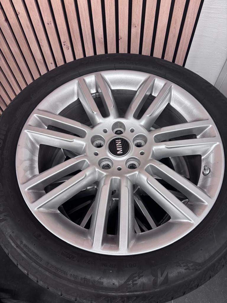 Pneus d'été Mini Countryman avec pippet, Autos : Pièces & Accessoires, Pneus & Jantes, Enlèvement, Pneus été