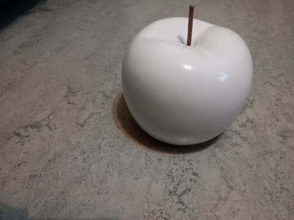 Jolie pomme décorative en céramique blanche, Enlèvement
