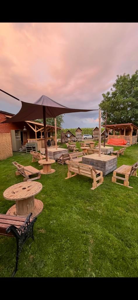 Bobijnen(-tafels) paletten bankjes - zetels, Ophalen, 4 zitplaatsen, Gebruikt, Bijzettafel