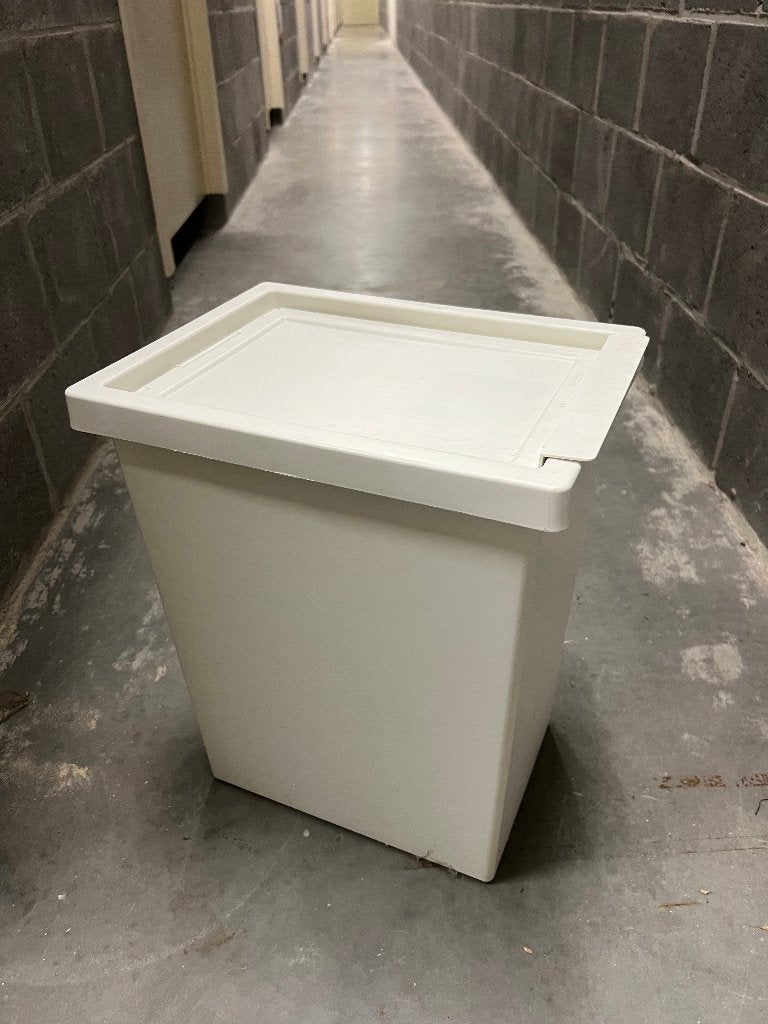 Witte kunststof afvalemmer / opbergbak met deksel, Ophalen, Gebruikt, Kunststof