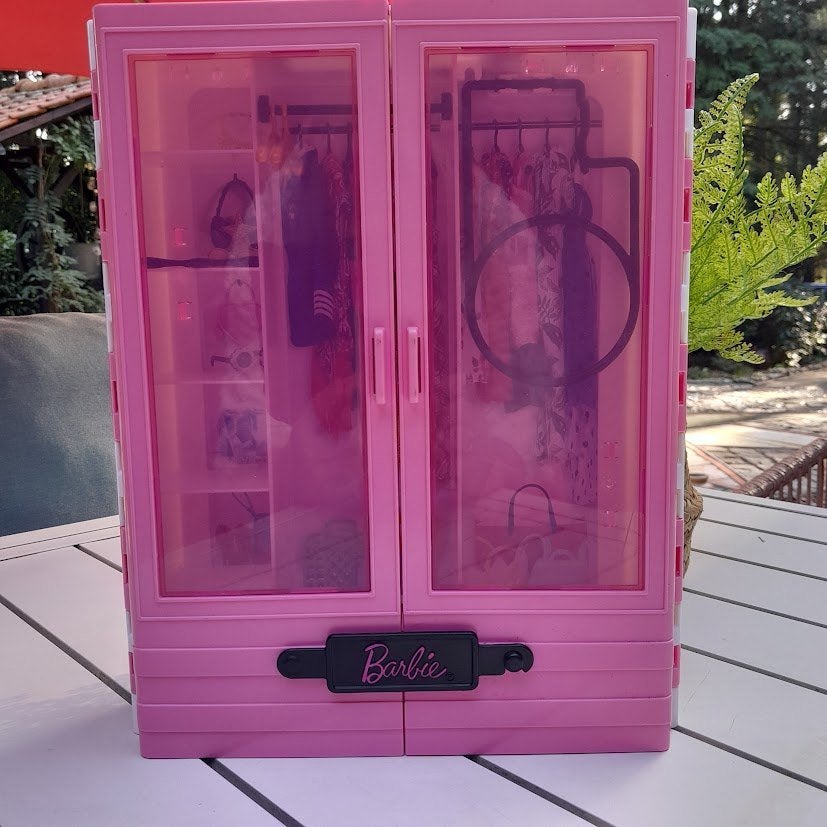 Barbie kledingkasten. 2 stuks aangeboden., Ophalen of Verzenden, Gebruikt, Barbie