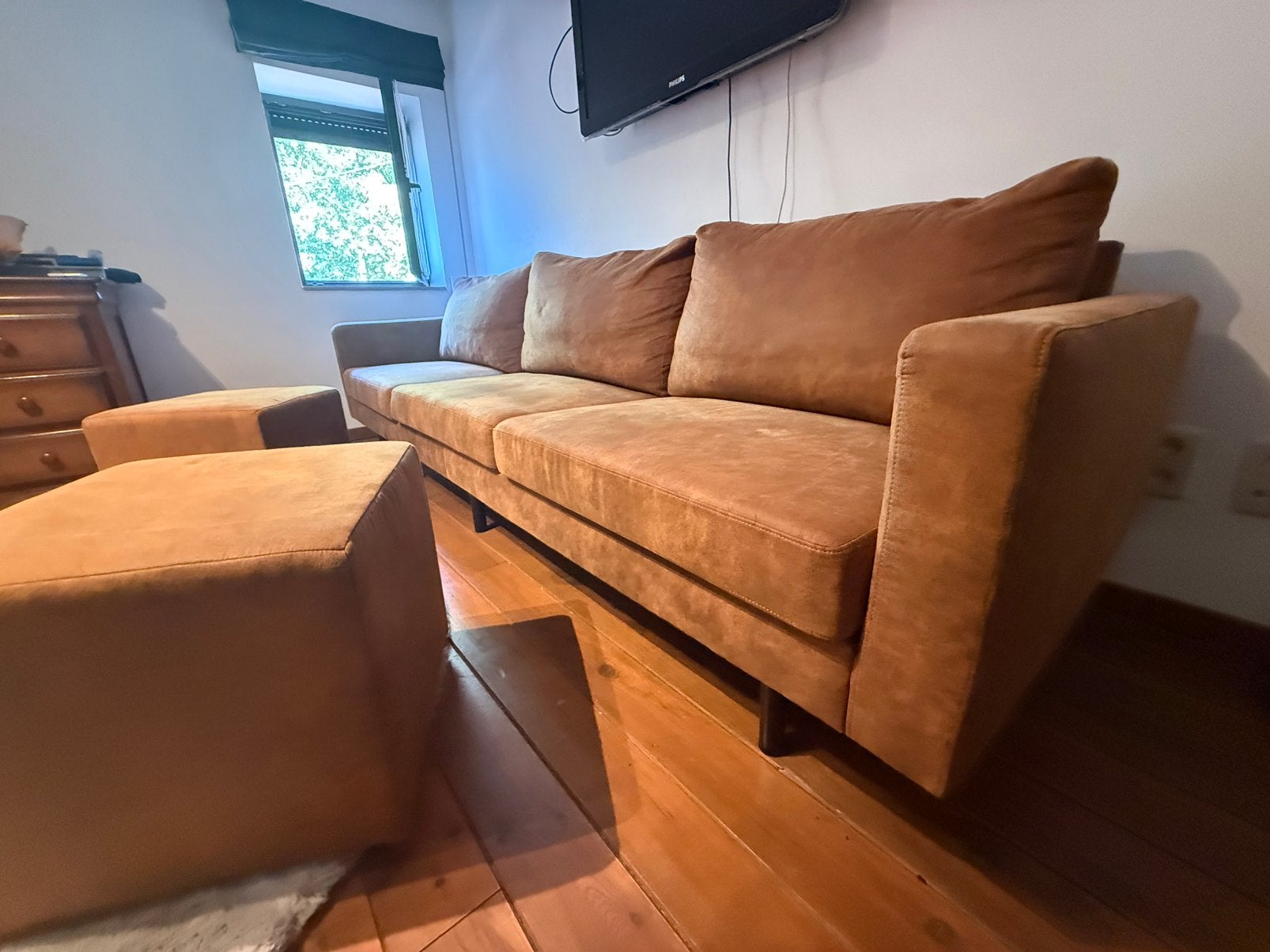 Ruime cognac zetel (280x85 cm) + 2 poefs, Ophalen, Zo goed als nieuw
