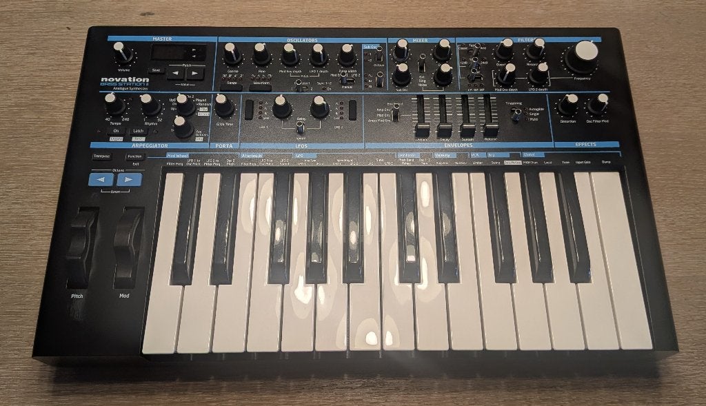 Novation Bass Station 2, Muziek en Instrumenten, Synthesizers, Zo goed als nieuw, Overige aantallen, Novation, Ophalen