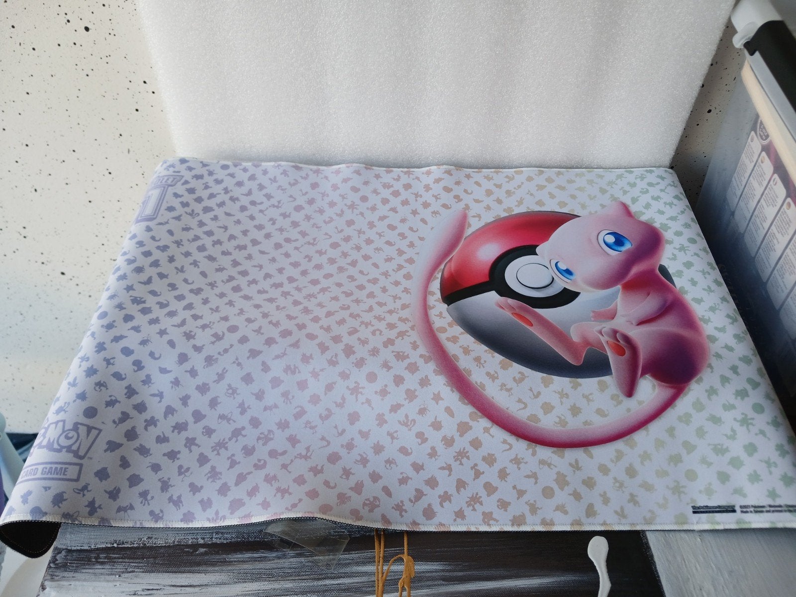 Pokémon 151 Mew Playmat Ultra Premium Collection, Ophalen of Verzenden, Nieuw, Overige typen