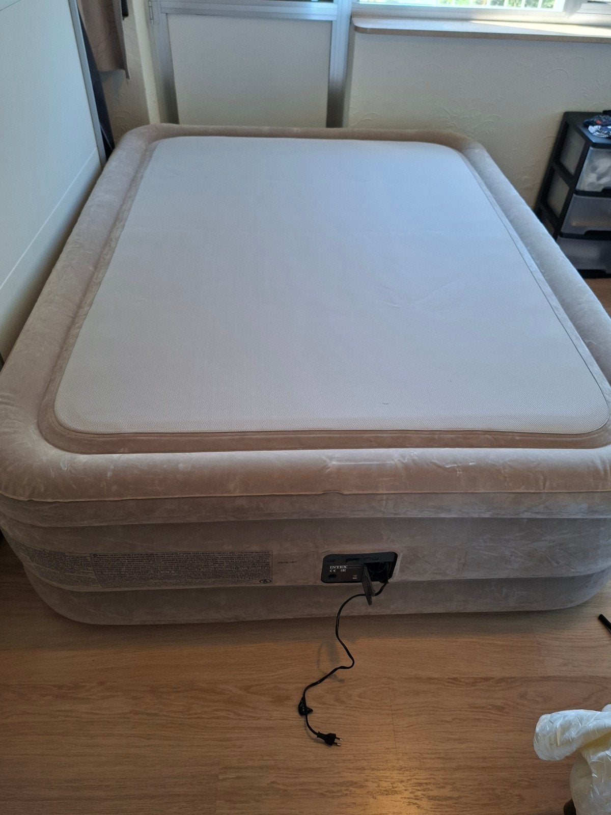 luchtbed  spiksplinternieuwe  220 -220 v, Caravanes & Camping, Matelas pneumatiques, Enlèvement, Pompe intégrée, Neuf, 2 personnes