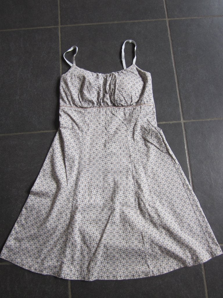 nieuw grijs kleed met fijne bandjes, Kleding | Dames, Jurken, Ophalen of Verzenden, Zo goed als nieuw, Maat 36 (S), Grijs