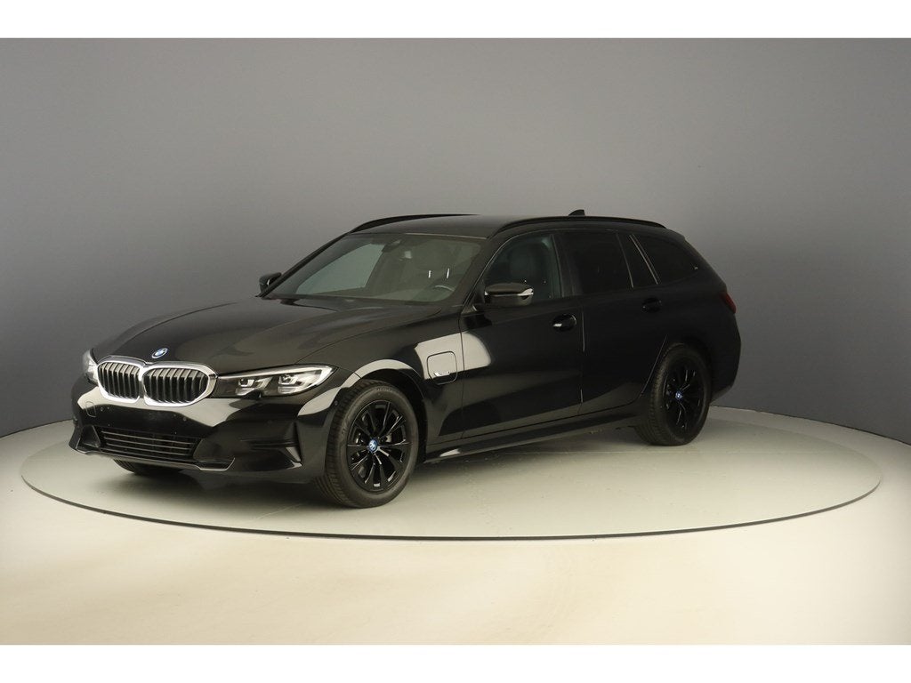 BMW 320 e Touring xDrive 204pk Pack Business, Automaat, Zwart, https://public.car-pass.be/vhr/d55758cd-97ba-4bd0-ac06-f48fc2791150