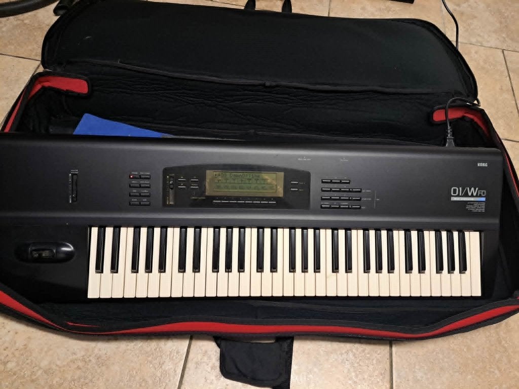 Syntheziser Korg 01/WFD met module 05/R/W, Muziek en Instrumenten, Synthesizers, Ophalen, Zo goed als nieuw, Korg, Met koffer of flightcase